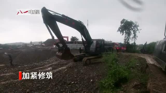 四川绵阳:暴雨导致堤坝损毁 武警专业力量紧急抢险