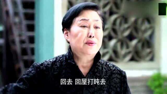 孙媳妇怀孕走路先迈右腿,奶奶看到急了:要先迈左腿,男左女右啊