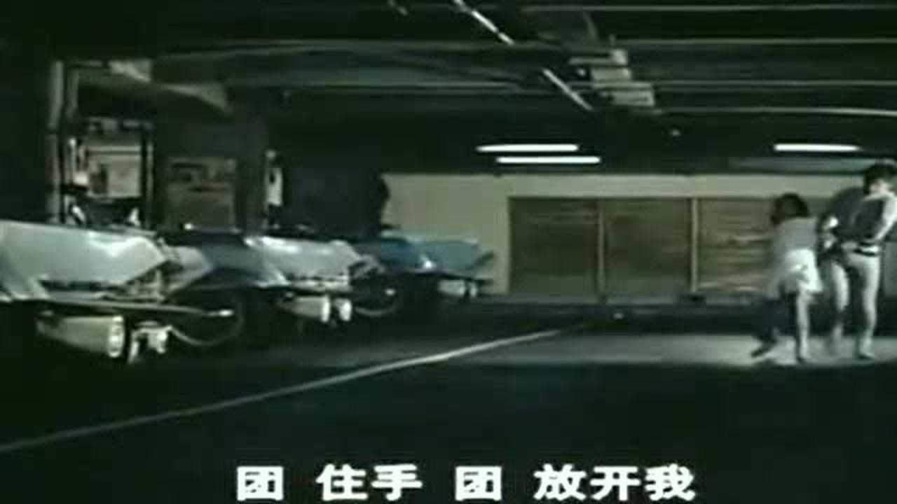 假诸星团挟持了友里幸好被赛文拦截赛文立刻用头镖救下她