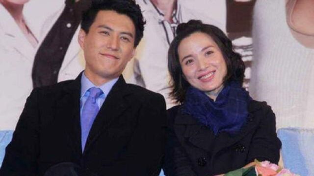 靳东老婆李佳晒一家四口牵手照为自己庆生 前夫疑是圈外富豪