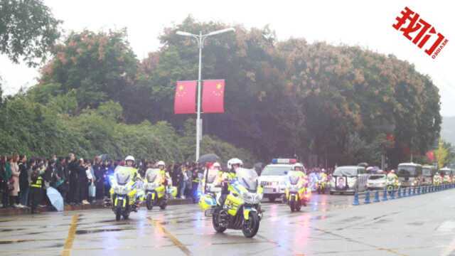 航拍四川苍溪民众雨中送别救人民警李雨阗