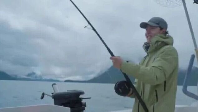 王一博海钓钓上帝王鲑，兴奋喊鱼“baby”，抱鱼拍照被调侃像“年画娃娃