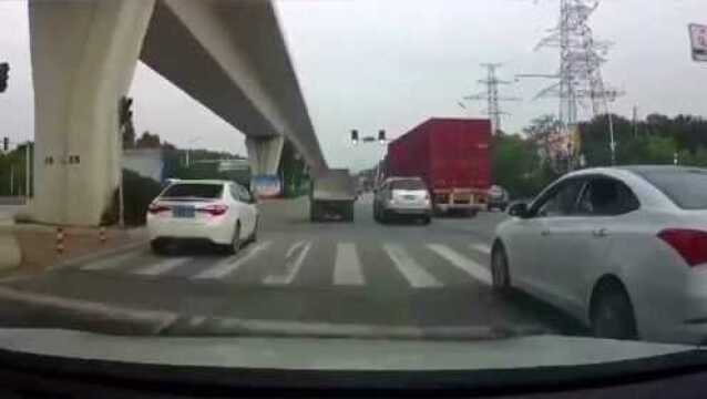 行车记录仪:大家看看,这飞过去的是什么车?