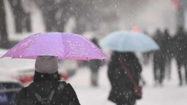 辽宁朝阳多地迎来今冬首场降雪:天气多变道路湿滑结冰,致使多条高速封闭