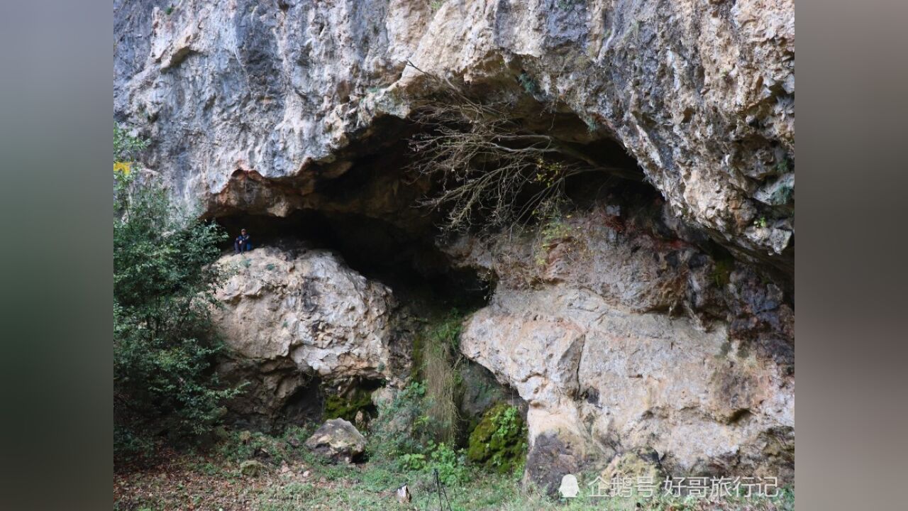 探访秦岭夹门子沟山洞,当地人称“妖岩洞”,很久以前是土匪营寨