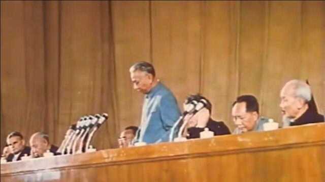 1959年刚刚当选为国家主席的刘少奇,主持建国10周年庆祝大会