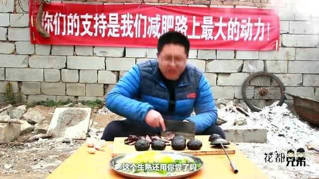 试吃邵阳特产猪血丸子,表皮乌黑,香辣爆炒,没想到这么好吃!