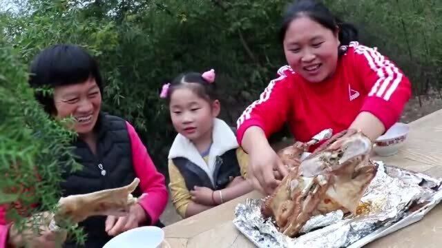 农村胖妹今天做了一道烤火鸡给女儿解馋,8斤重的火鸡,一次吃过瘾