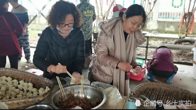 好多年没吃过大锅饭了,湖北黄州区俊男靓女,相约农庄吃伙饭打糍粑