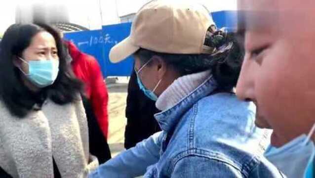 农村狗市:几万块买的“京巴犬”现在就值一千块,俩姐商讨价格越吵越上头!