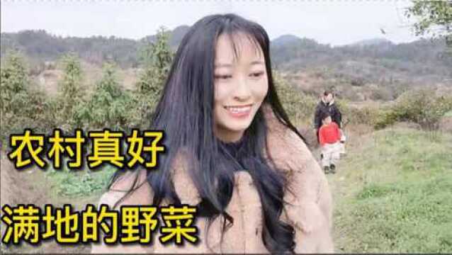 农村孩子收红包,表情很到位呀