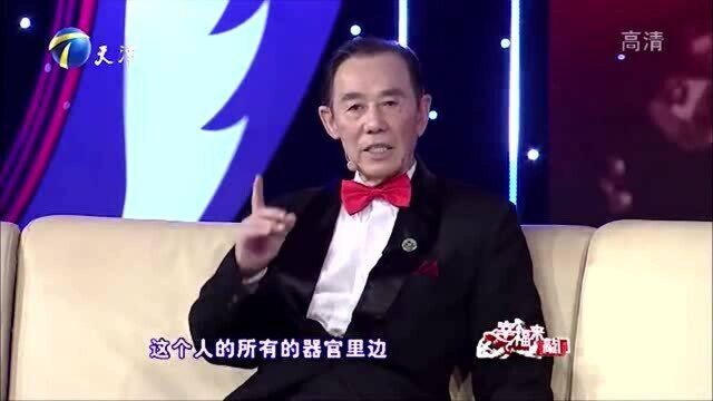 年迈老人舞台展现老年人活力,演唱怀旧歌曲令人称赞!