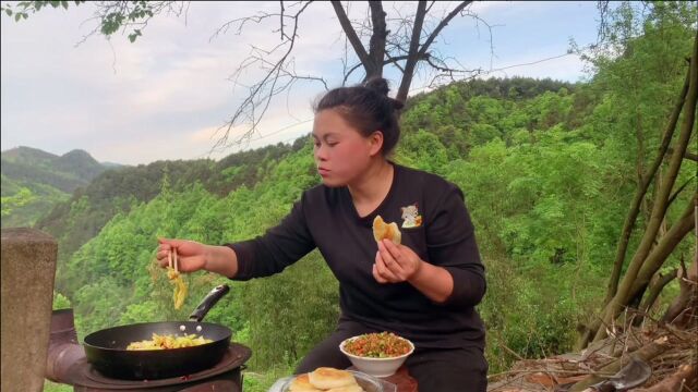 一女子远离城镇住在深山,破屋旧院老竹篱,自耕自种自给自足