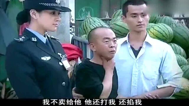 恶霸当街侮辱女警,女警霸气出手,没想木板被打断