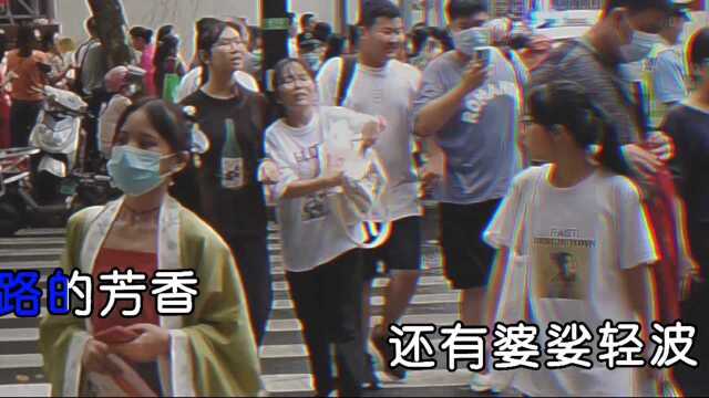 中考结束了,南宁二十六中考生在新民二中校区走出校门“自由飞翔”