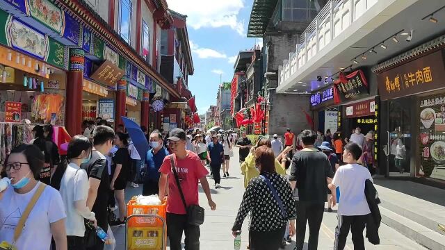 大栅栏老字号鳞次栉比,商业街逛街人比肩接踵,繁华热闹.