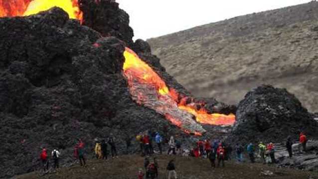 冰岛火山喷发现场,老外人少视频中就有根本原因