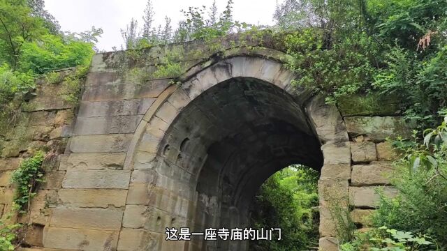 朝天寺建于明成化年间,历经五百余年风风雨雨,今仅残留山门和石粮仓.