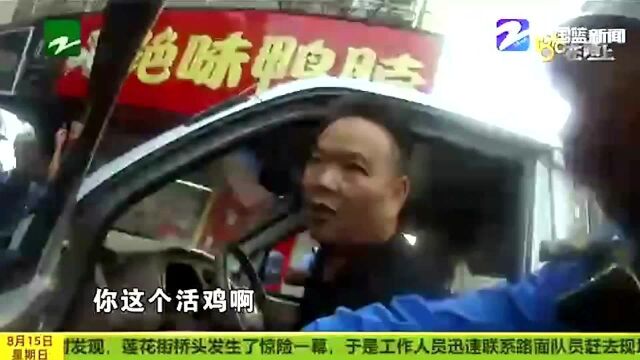 满满一车活鸡 拉到路口开卖