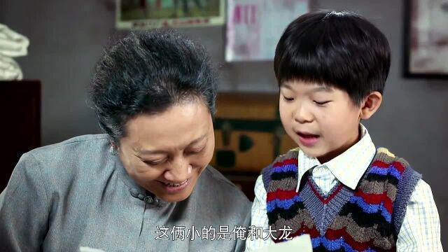 孙子画了全家福给奶奶看,奶奶问:这墙头上咋还立两人呢?