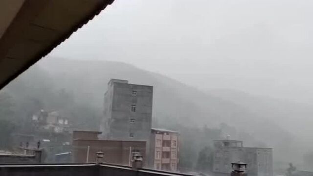 听风观雨谷满楼,望景登高思乡情, 山客龙钟不解耕,开轩危坐看阴晴, 前江后岭通云气,万壑千林送雨声, 海压竹枝低复举,风吹山角晦还明, 不嫌屋...