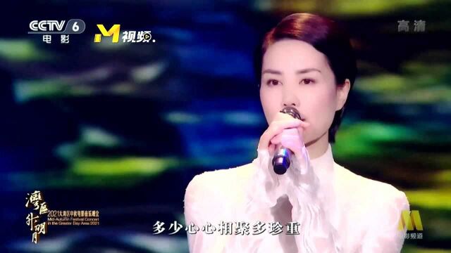 王菲演唱晚会主题曲《湾》,一袭白色长裙女神范儿十足!