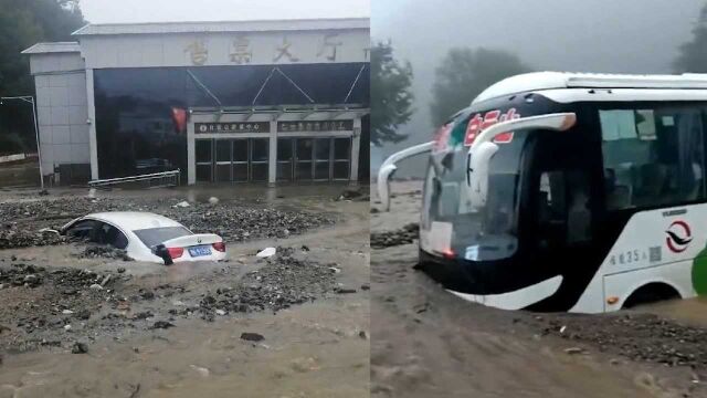 洛阳嵩县遭强降雨袭击,一景区售票处附近车辆被泥石流掩埋