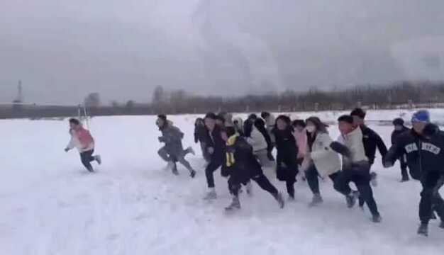 入冬最大的一场雪,沈阳北方学校操场上的同学们玩疯了