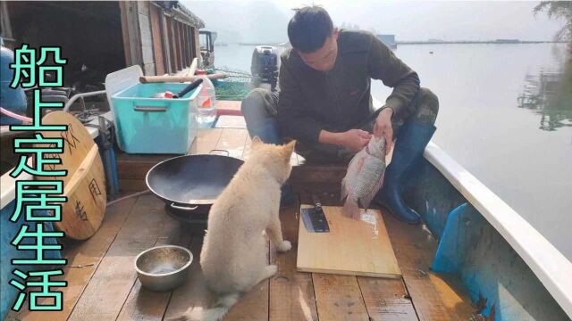 渔民阿欢带大家参观,花一万七买的江景别墅,在水上定居猎鱼为生