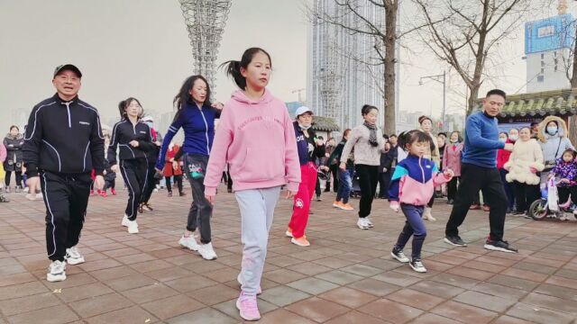 实拍成都跳广场舞,六岁小女孩强势抢镜,背景音乐真好听