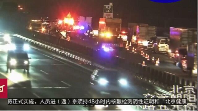 由于躲闪不及,货车与电动四轮车发生相撞,电动四轮车严重受损