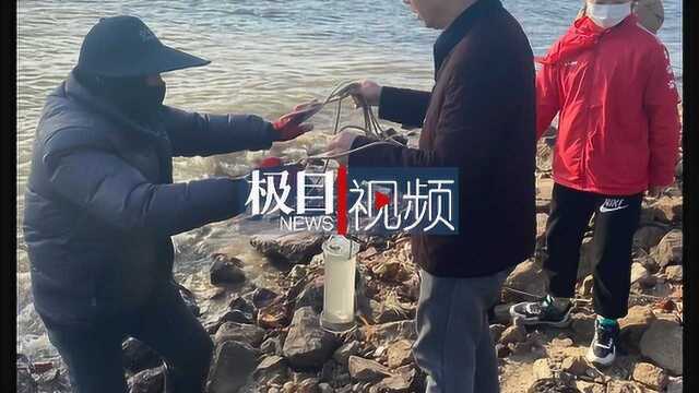 长江武汉段环境观测站成立一周年,28名师生江边开展环保活动