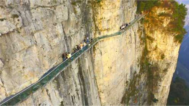 河南大山上玻璃栈道,竟然建在500米的悬崖上,你敢来体验吗?