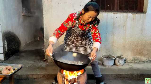 小峰用铁锅炖草鱼,农村家常做法肉质鲜美,边炖边吃真带劲