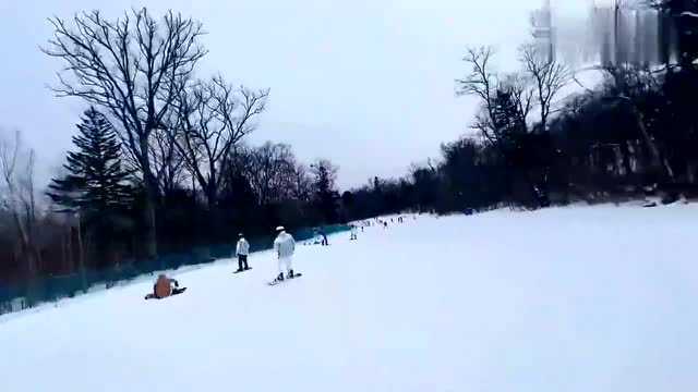 牌牌琦回东北滑雪!二子爷直言二驴生活太过于奢华 日消费几万块!