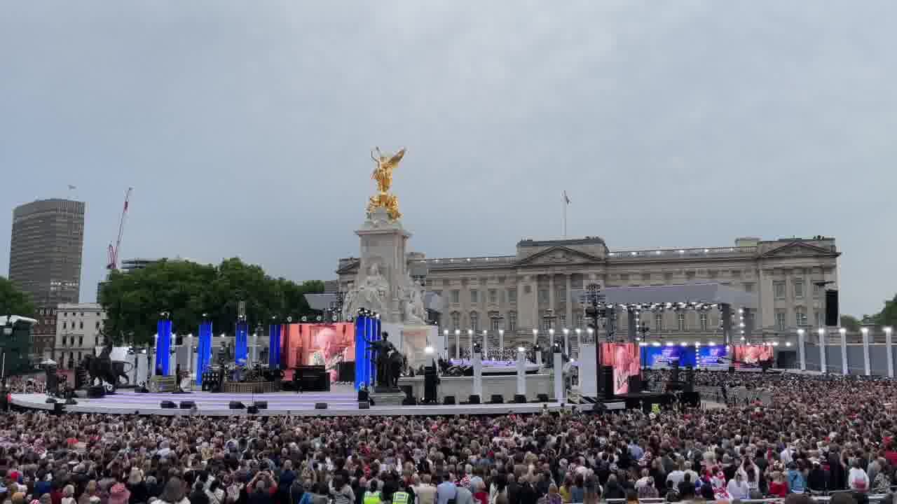 白金汉宫成IMAX演唱会现场 庆祝英女王登基七十年