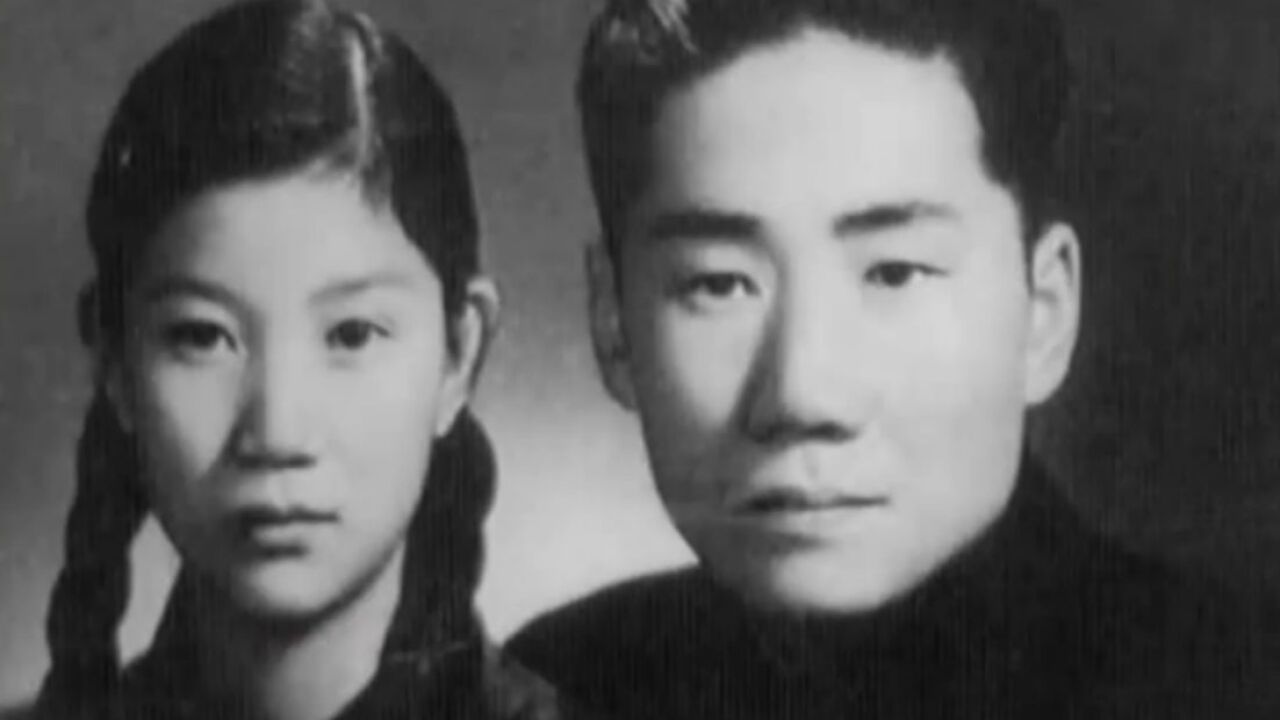 1949年,毛岸英和刘思齐结婚时,毛主席将身上大衣送给他们丨档案