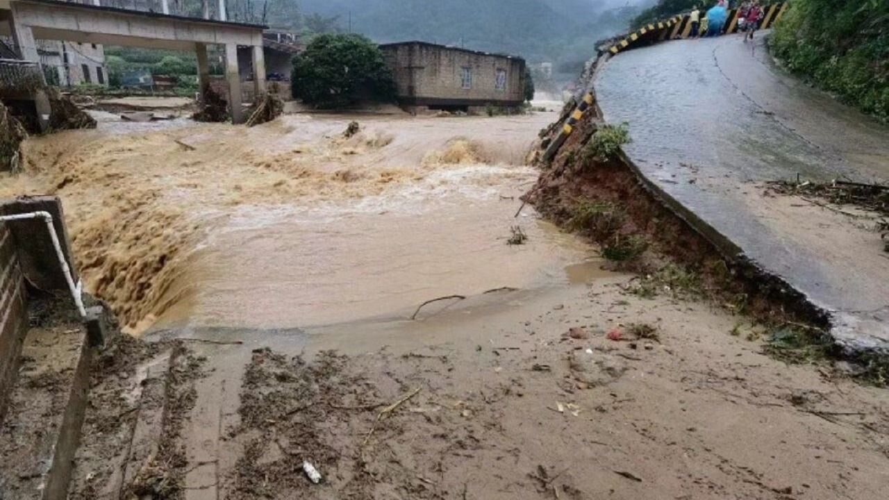 广西北流泥石流灾害亲历者:赤脚步行四五小时逃离,泥水没过膝盖