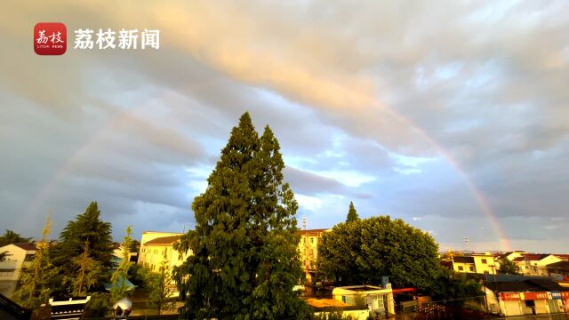 壮观奇景!雨瀑掠过大地彩虹横跨天边