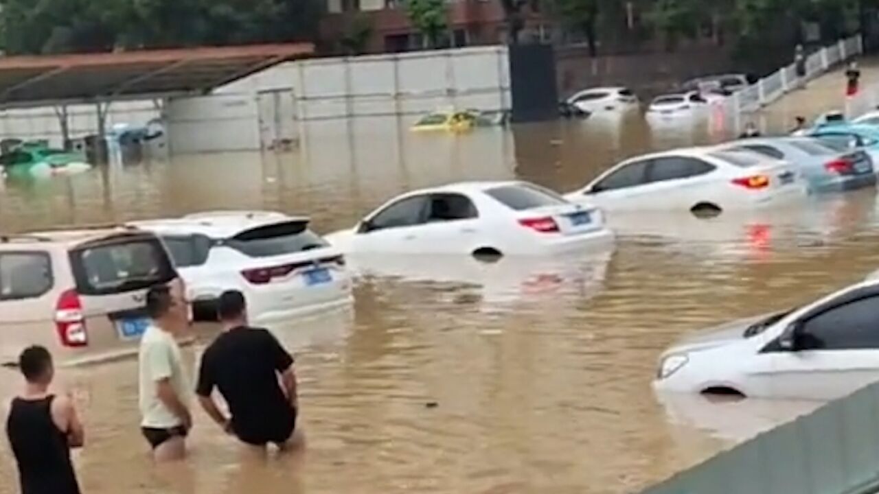 甘肃兰州遭暴雨突袭:城区出现内涝 数辆汽车被淹仅露车顶