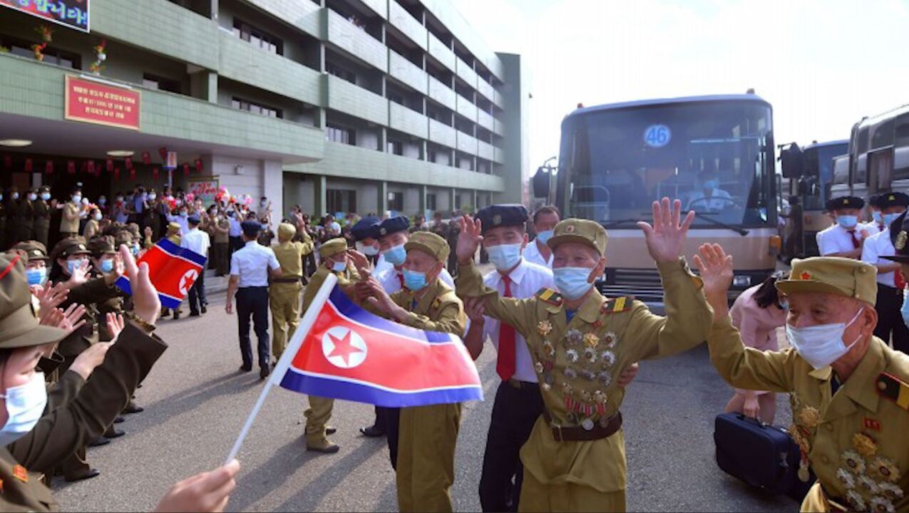 朝鲜举行参战老兵大会:老兵精神矍铄满身勋章 民众挥舞国旗迎接