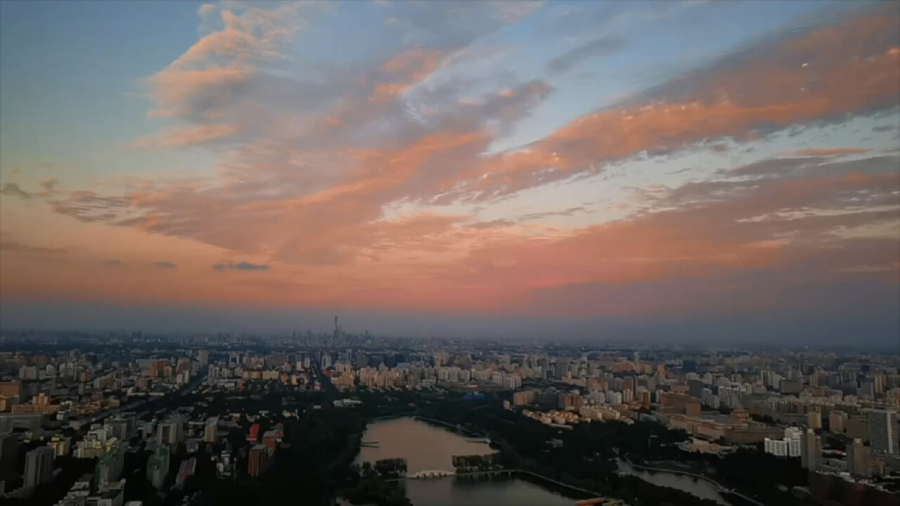 北京上空现金色晚霞 光影变幻出最美天际线