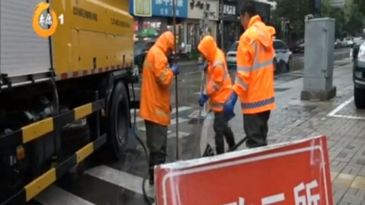 连续强降雨,城管部门全力以赴排涝防汛