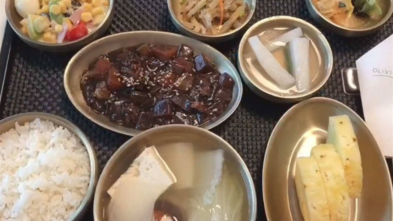 女子吐槽韩国月子餐是断奶餐:7道菜没有正餐,每天都有泡菜