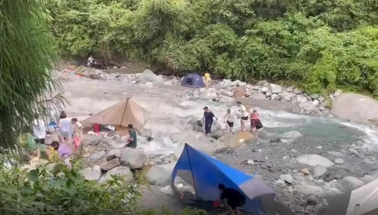 四川彭州山洪已致7人死亡,事发前当地干部劝离游客画面曝光