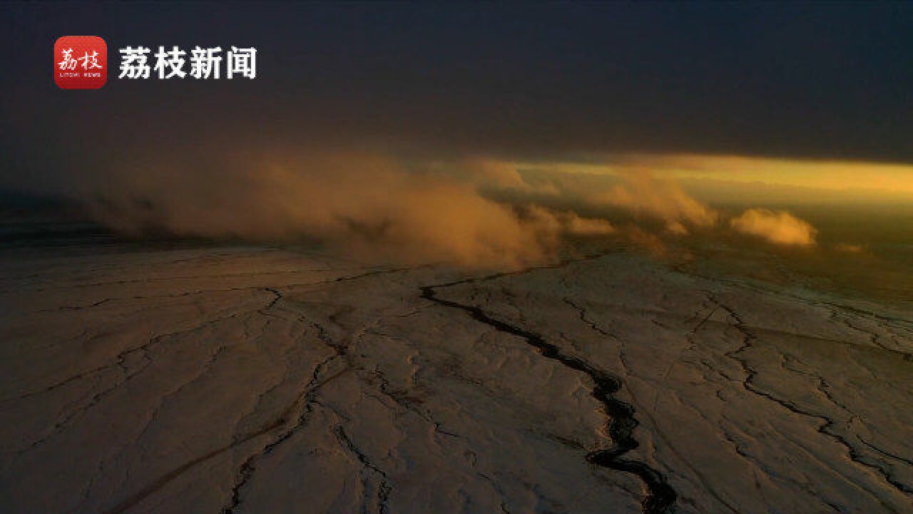 新疆巴音布鲁克:雪后草原云奔雾涌 色彩碰撞如油画