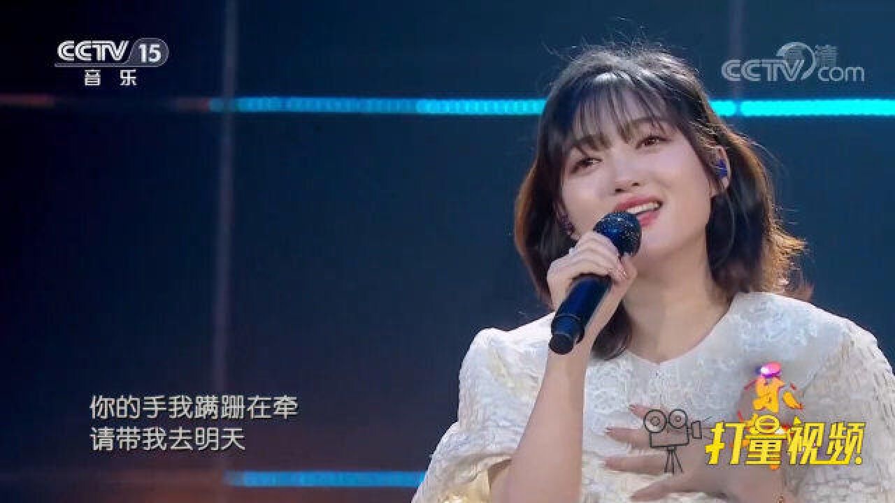 美女歌手刘伊芮深情演唱《如愿》,歌声娓娓动听