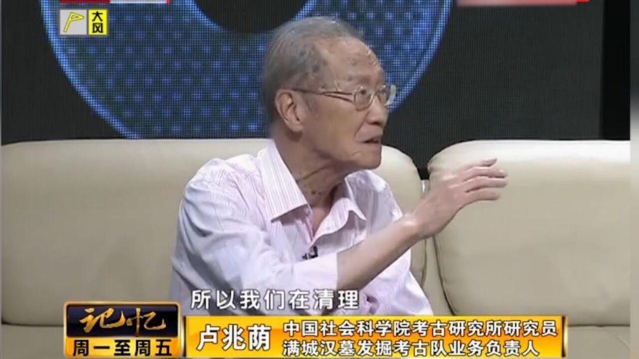 发掘满城汉墓,打开棺椁后,发现金镂玉衣竟被压扁了