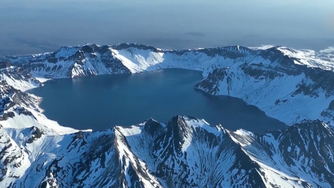 白雪皑皑!冬日长白山冰雪覆盖宛如童话世界