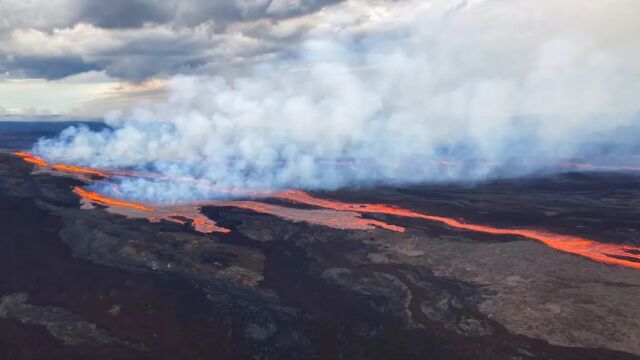 时隔38年,世界最大活火山莫纳罗亚再次喷发